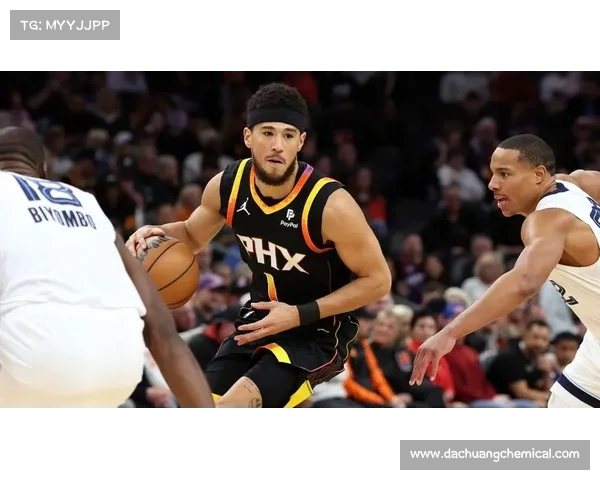 布克三分球表现抢眼助力球队连胜展现超强外线火力 布克三分球表现抢眼助力球队连胜展现超强外线火力